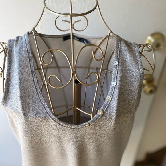 Doe & Rae grey sleeveless top with button detail size small - Picture 8 of 9